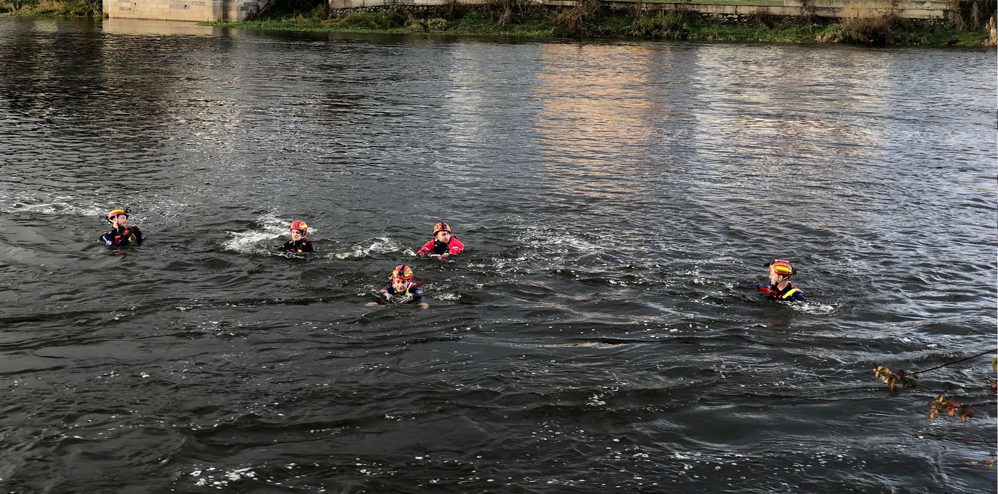 Rettungsschwimmen im Fluss